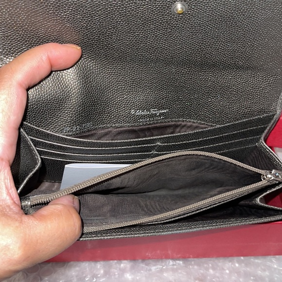 Salvatore Ferragamo wallet excellent Condition color is gun metal with silver - Picture 6 of 7